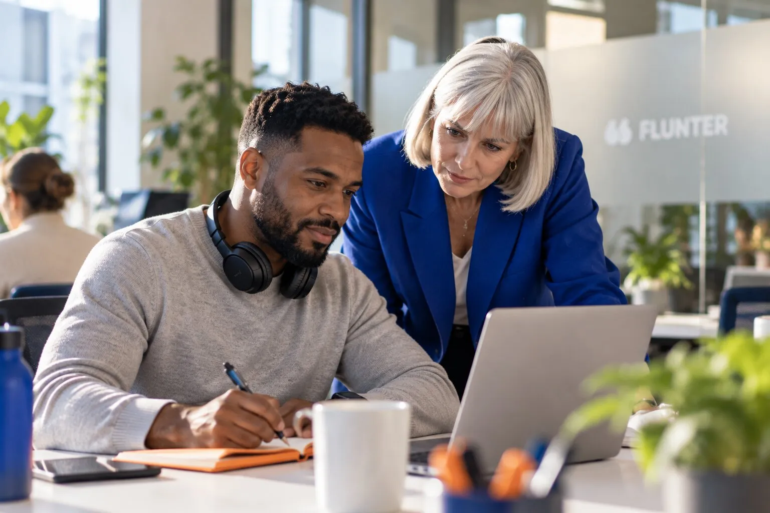 Un commercial relit le résumé de son appel avec une collègue avant de l'envoyer au CRM