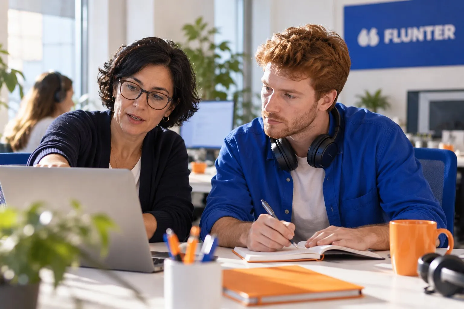 Une responsable RevOps montre à un commercial comment piloter sa prospection depuis un assistant IA