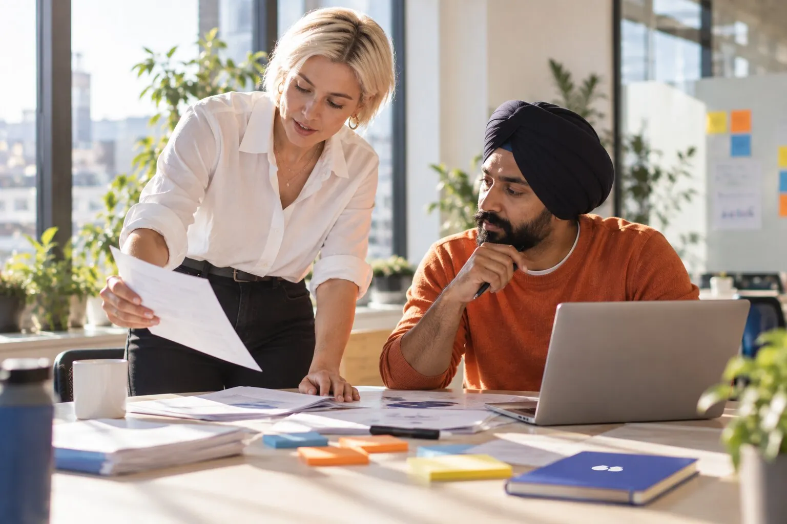 Une responsable sales ops et un commercial trient et vérifient un fichier de prospection