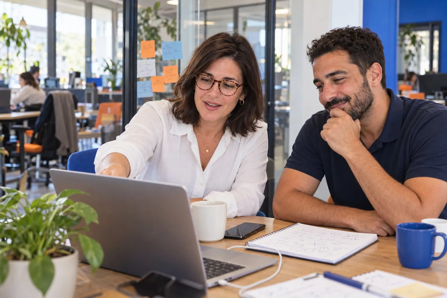 Deux collègues choisissent ensemble un logiciel de prospection sur un ordinateur portable