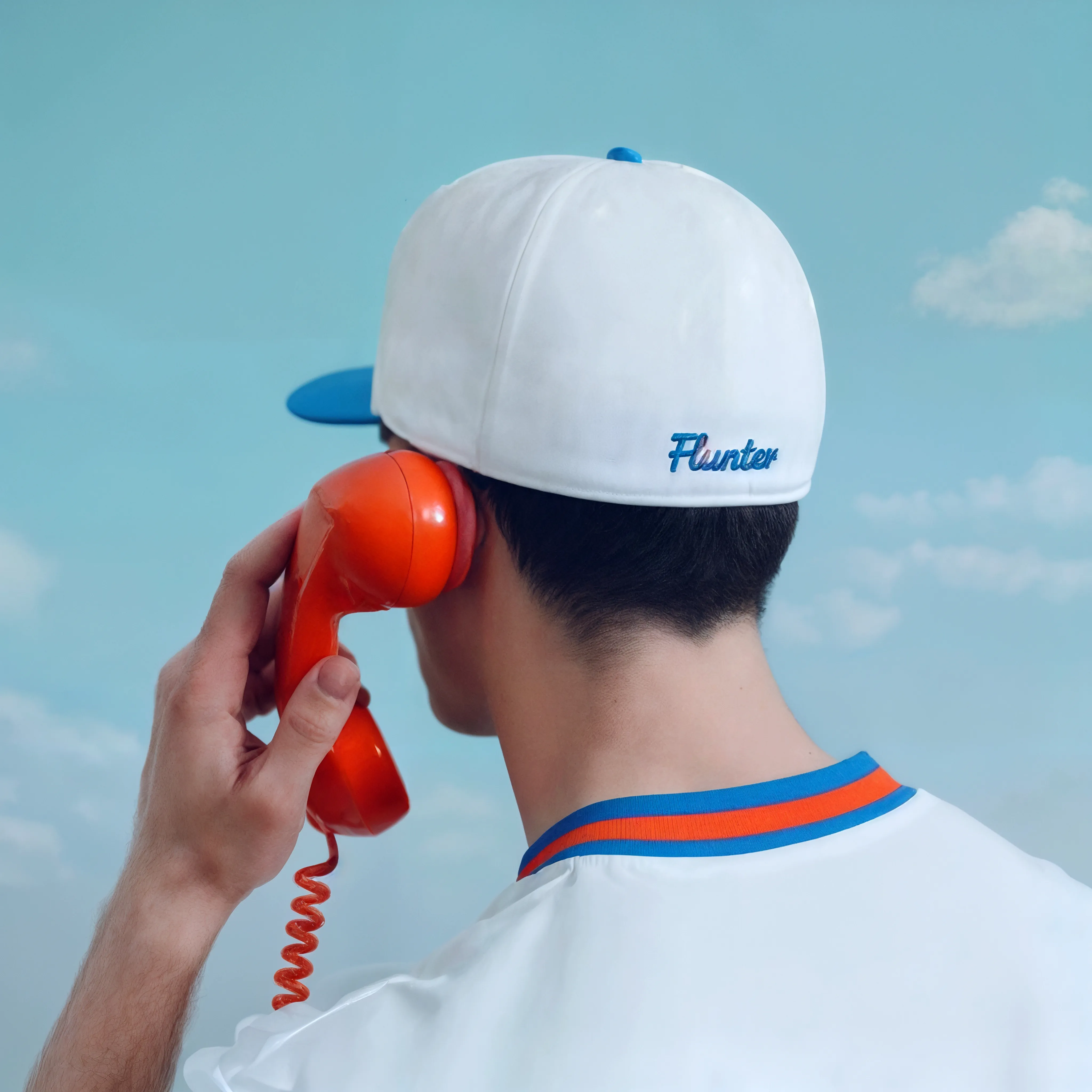 Commercial avec une casquette Flunter au téléphone